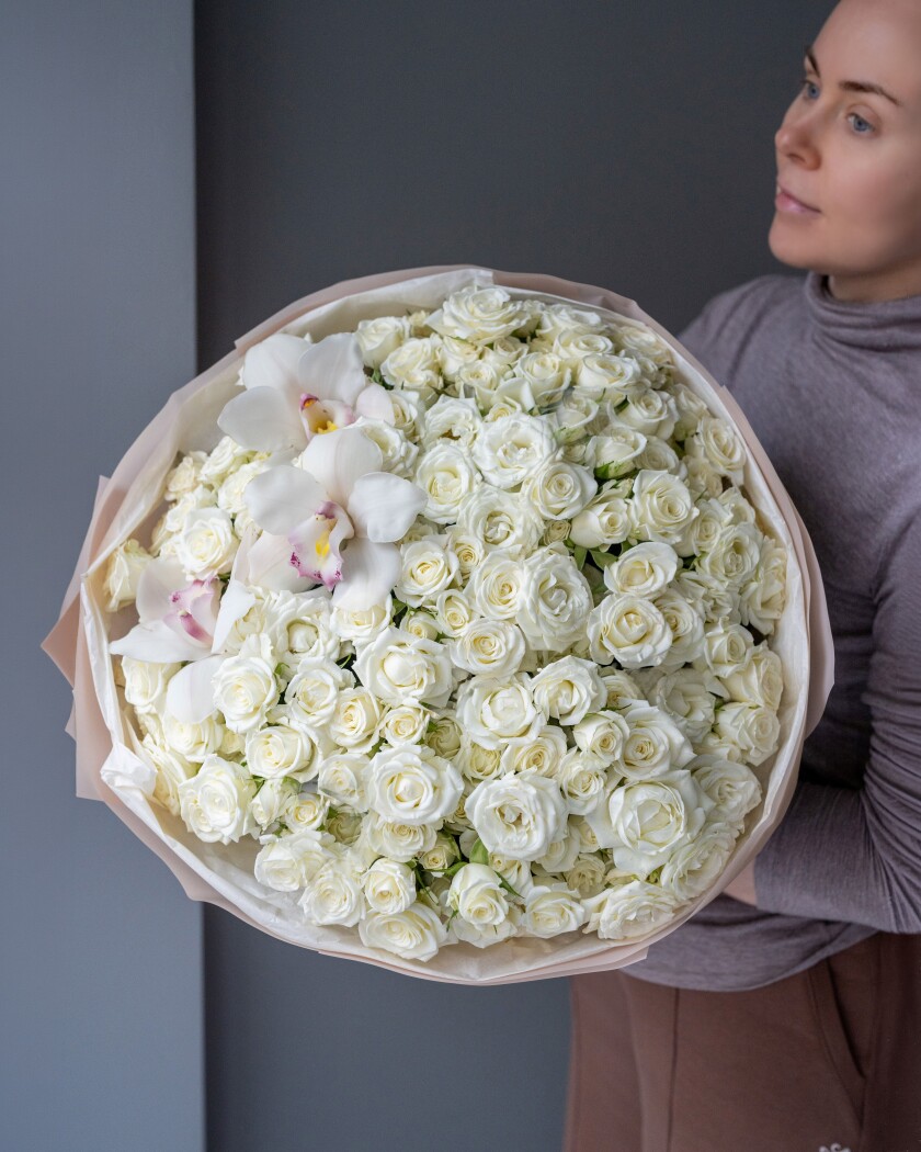 Cream spray roses with white cymbidium orchids