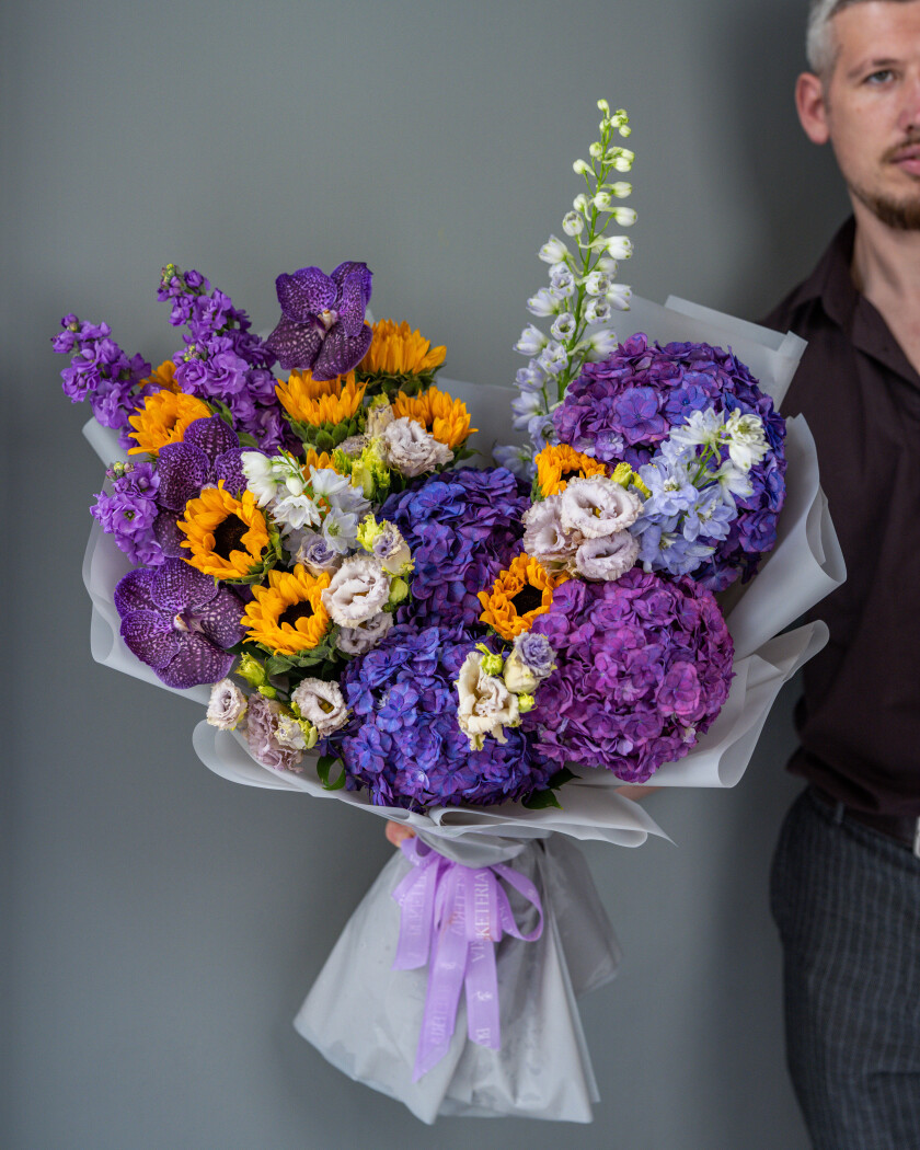 Mixed bouquet of yellow sunflowers and lilac hydrangeas