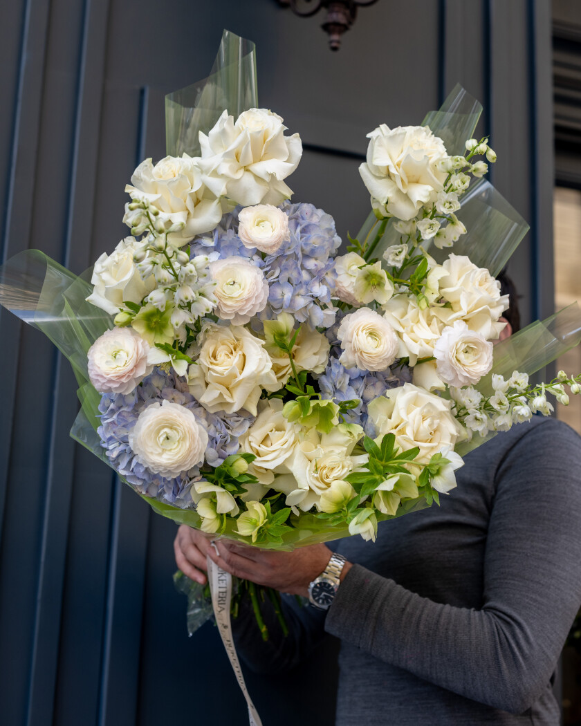 Mixed bouquet of cream garden roses and blue hydrangeas