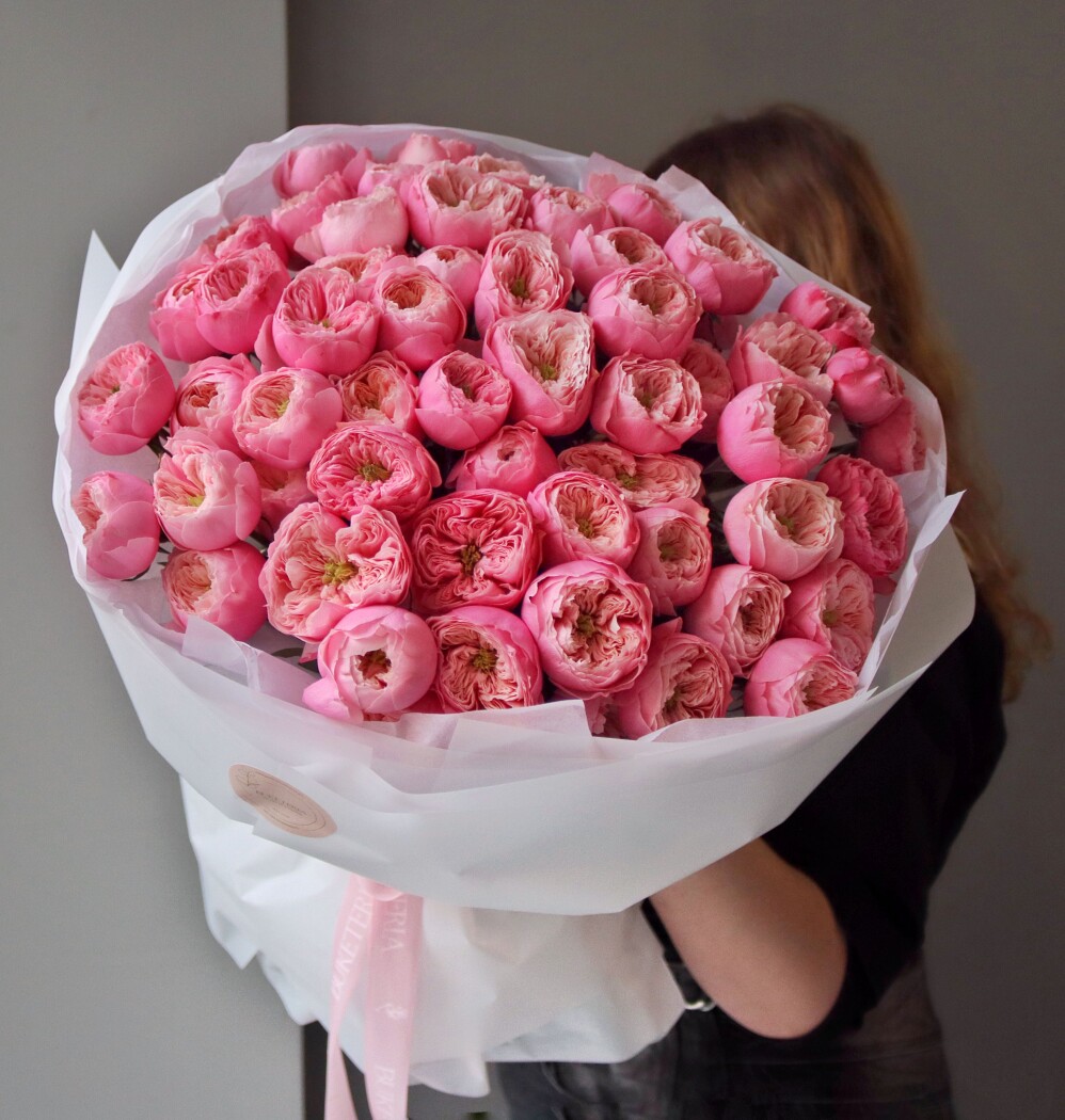 Mono bouquet of light pink spray roses