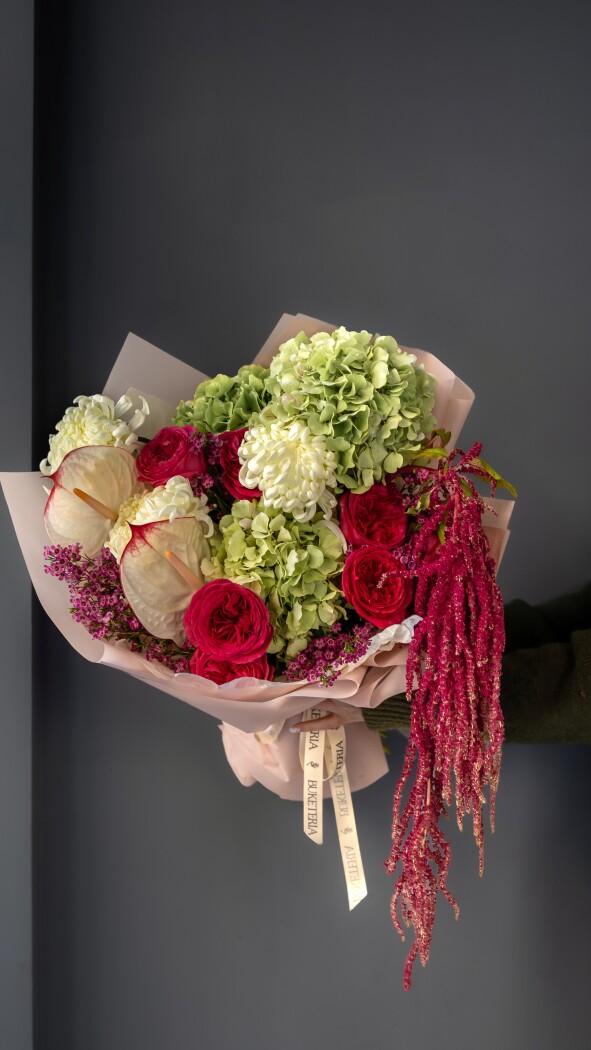 Mixed bouquet of green hydrangeas and red garden roses