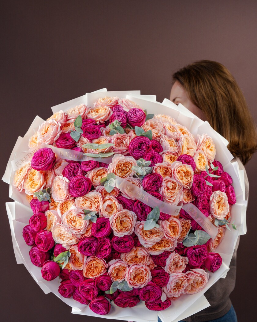 Mixed bouquet of hot pink and peach spray roses