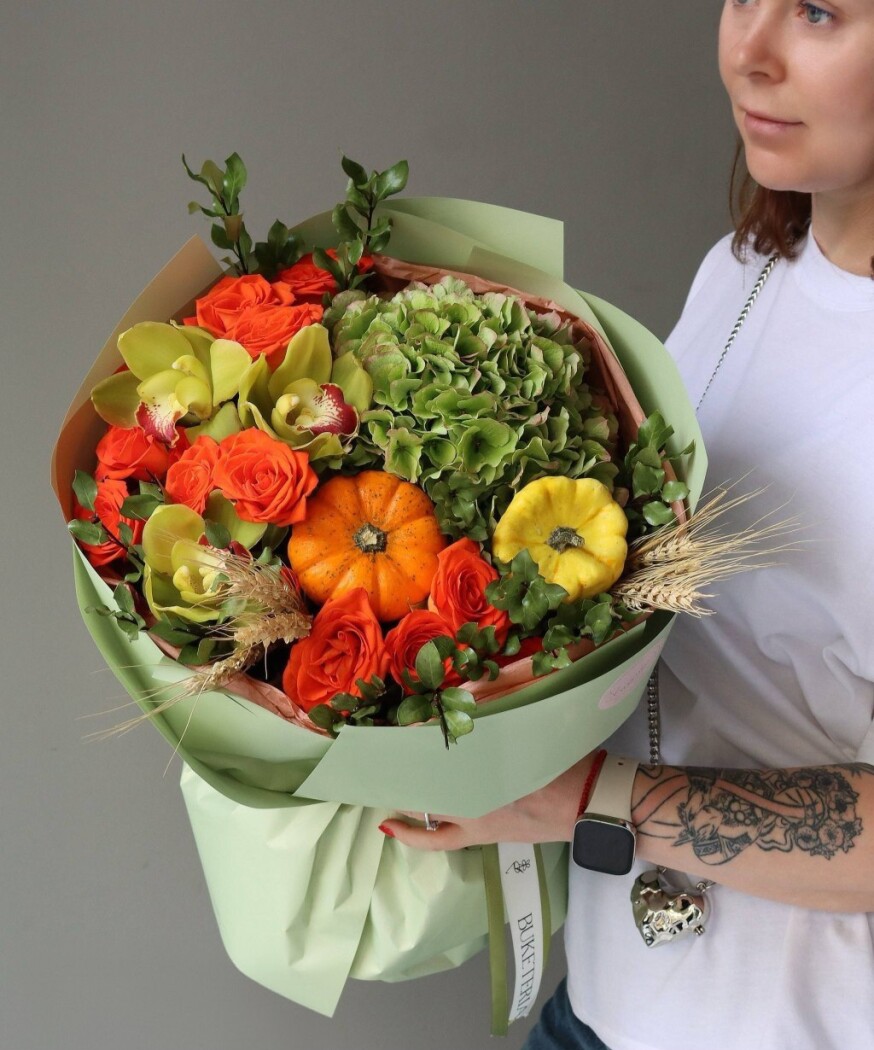 Mixed bouquet of apricot garden roses and green cymbidium orchids