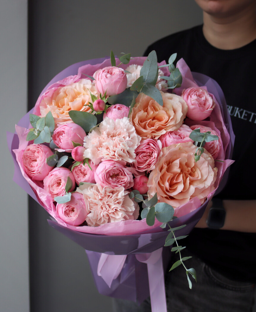 Peach and light pink garden roses with blush carnations