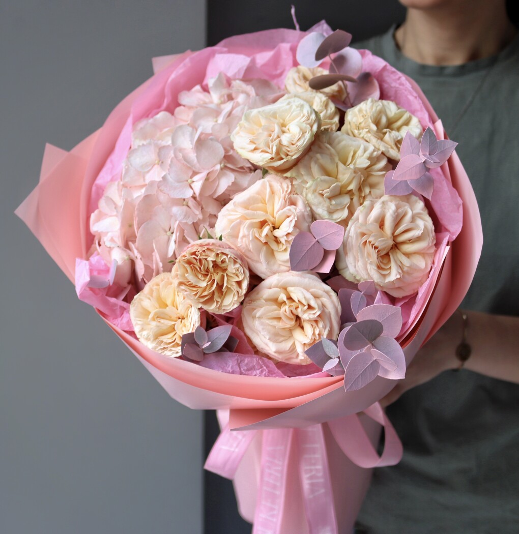Peach spray roses with light pink hydrangea