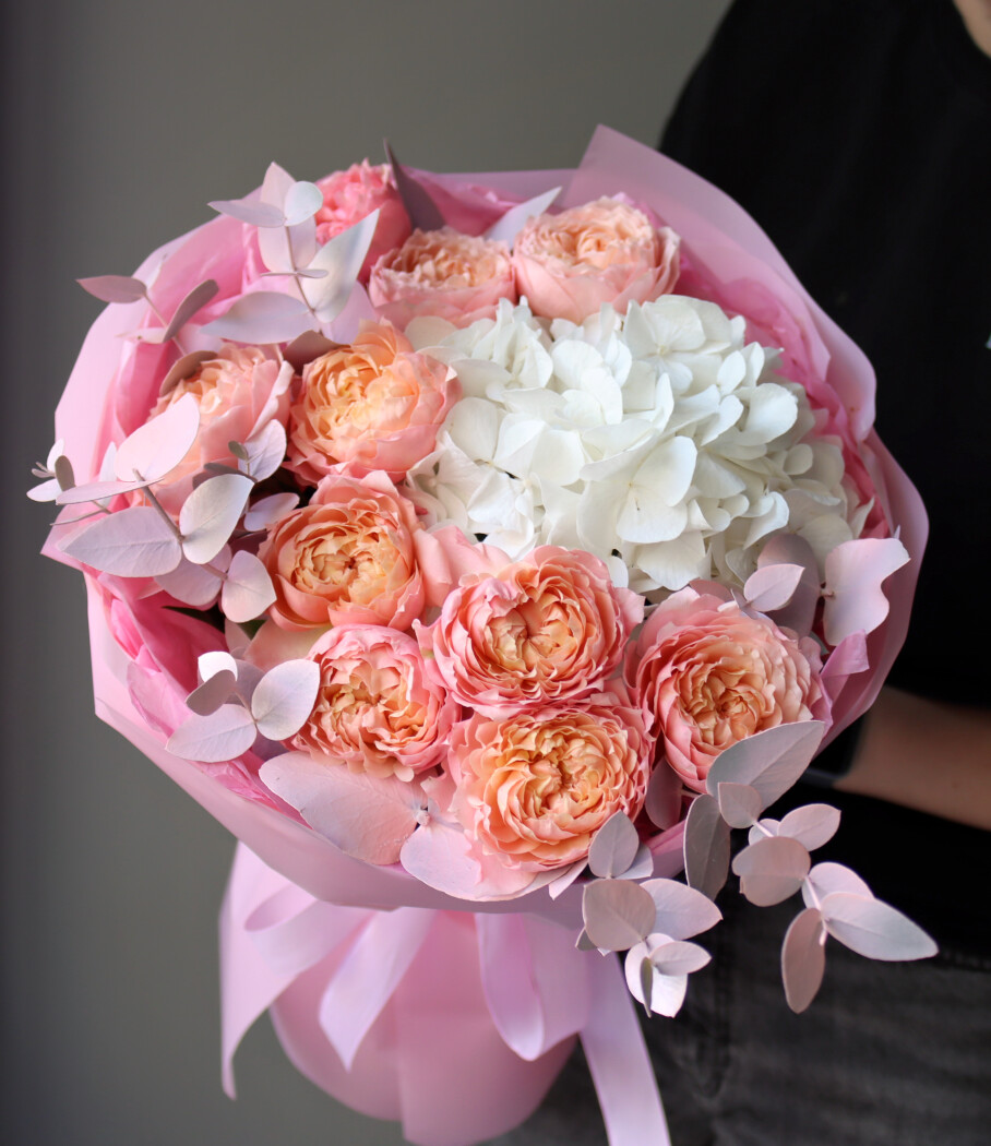 Peach spray roses with white hydrangea