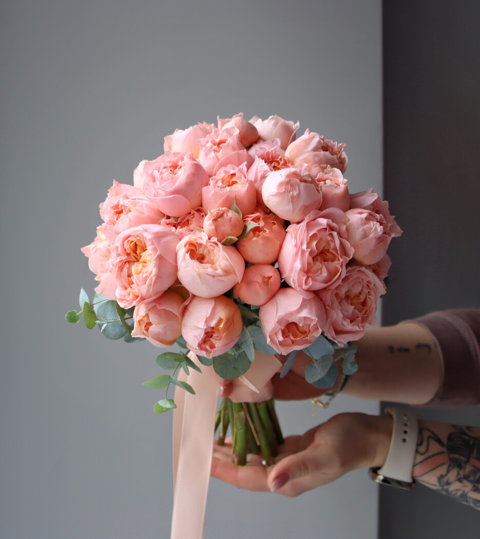 Fourteen peach spray roses