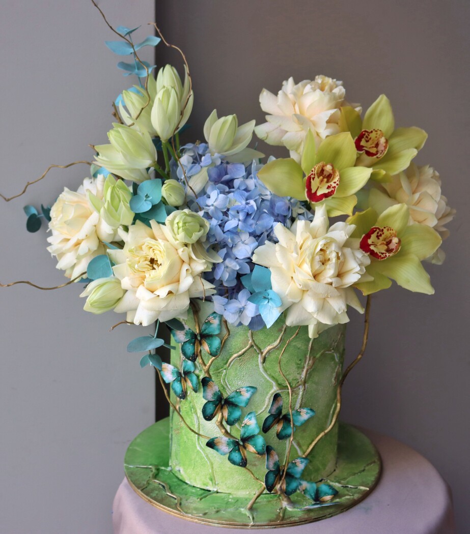 Decorative composition of cream garden roses and light blue hydrangeas