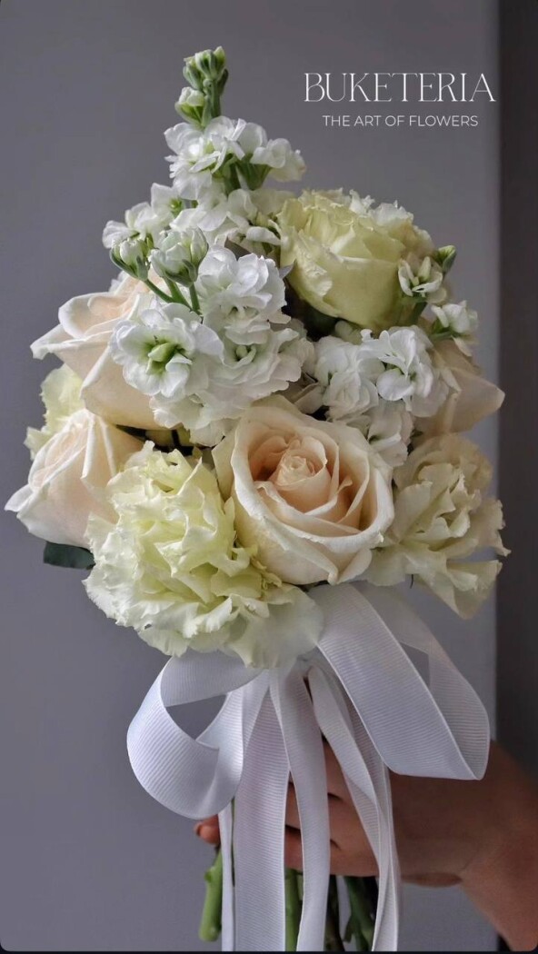 Peach roses and white lisianthus bouquet