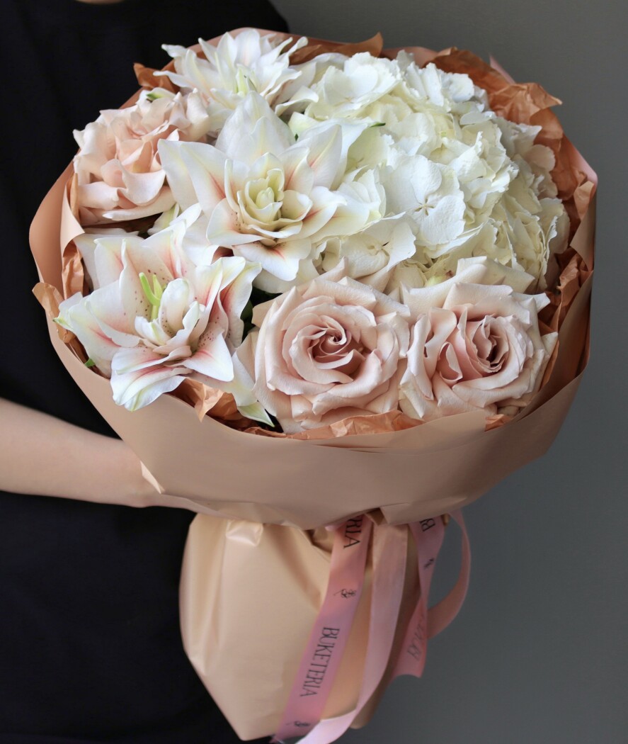 Peach garden roses with white hydrangea and oriental lily