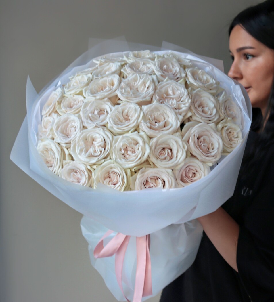 Mono bouquet of cream garden roses