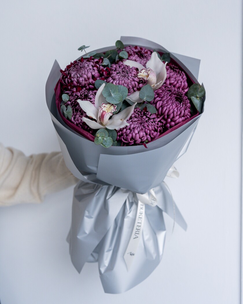 Purple chrysanthemums with white cymbidium orchids