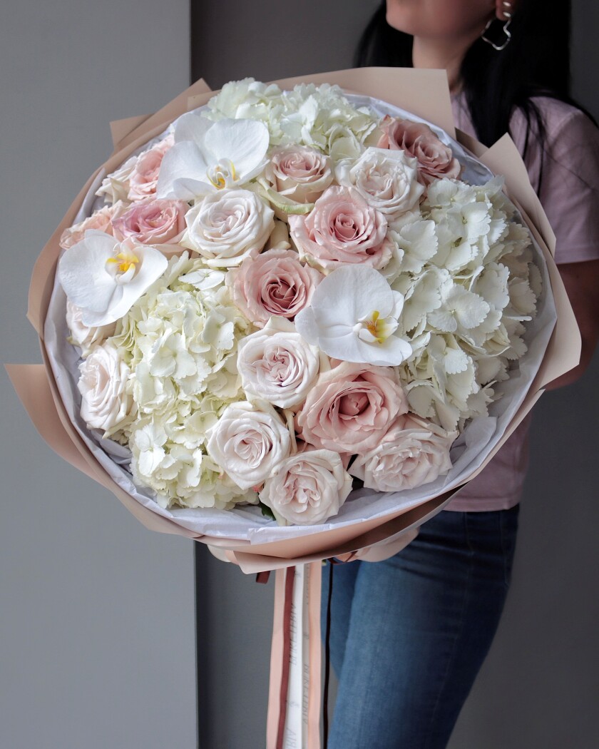Mixed bouquet of blush garden roses with white hydrangeas and phalaenopsis orchids
