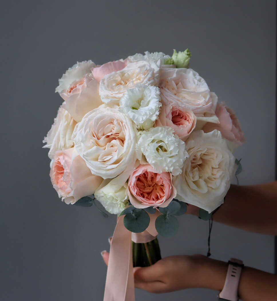 Cream garden roses with light pink lisianthus and peach spray roses