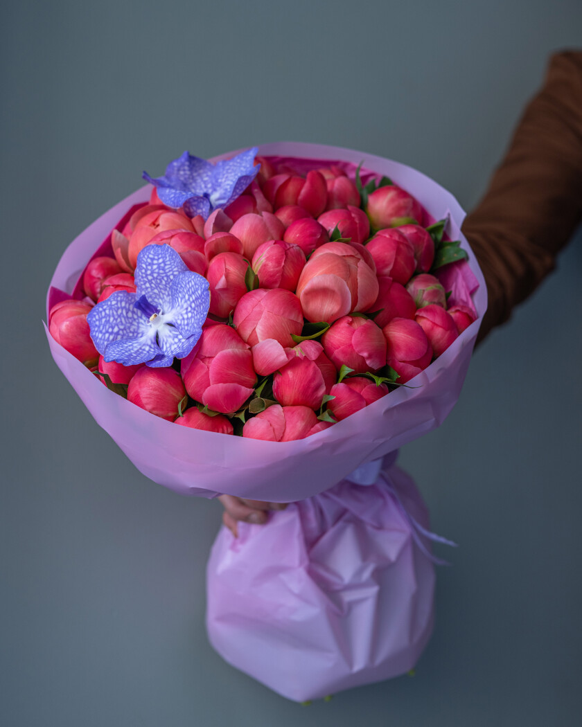 Hot pink peonies and lavender vanda orchids