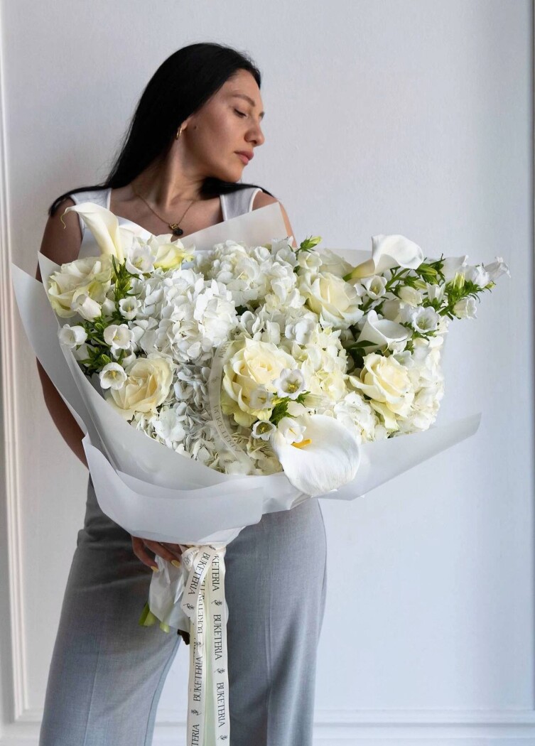 Elegant bouquet of white hydrangeas and garden roses