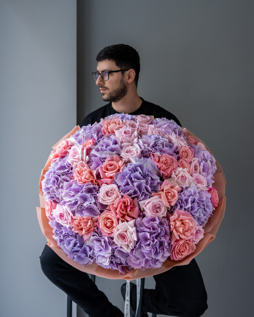 Peach garden roses with lilac hydrangeas