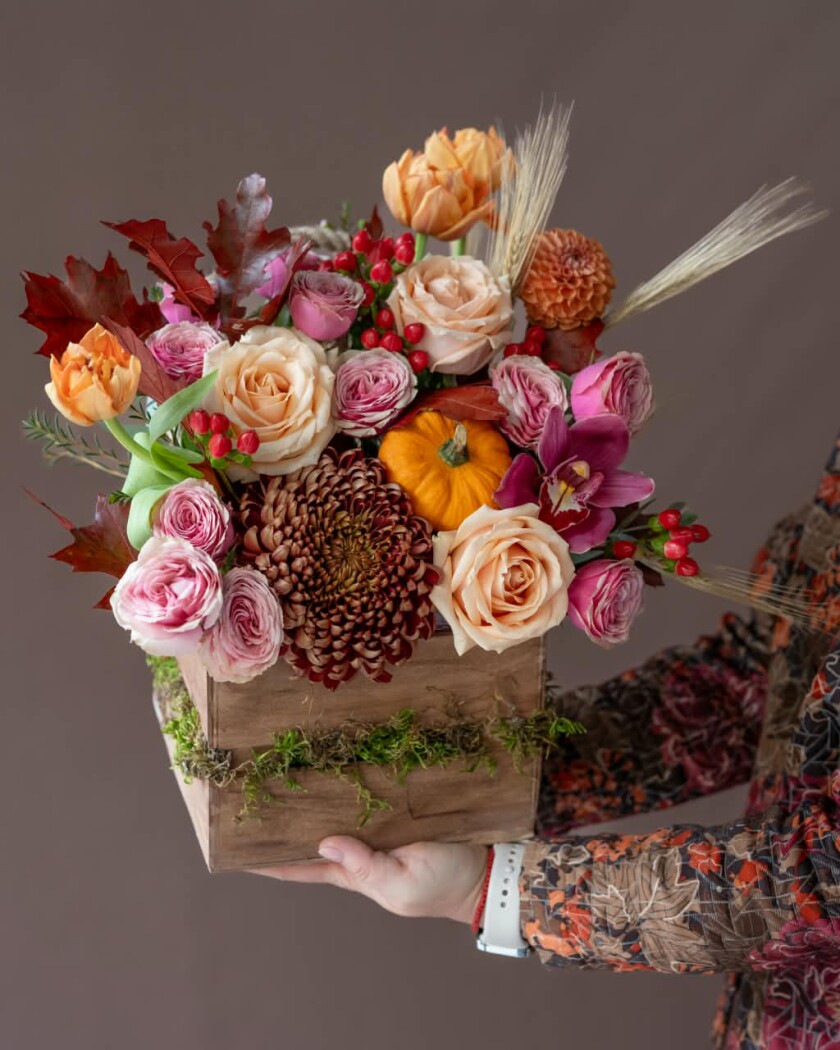 Decorative composition of pink spray roses and peach garden roses