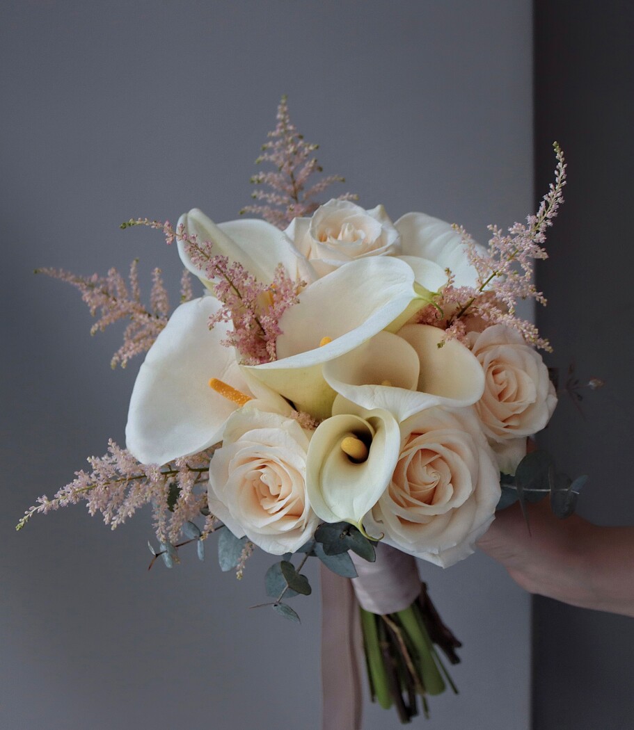 Nine cream garden roses and seven white callas
