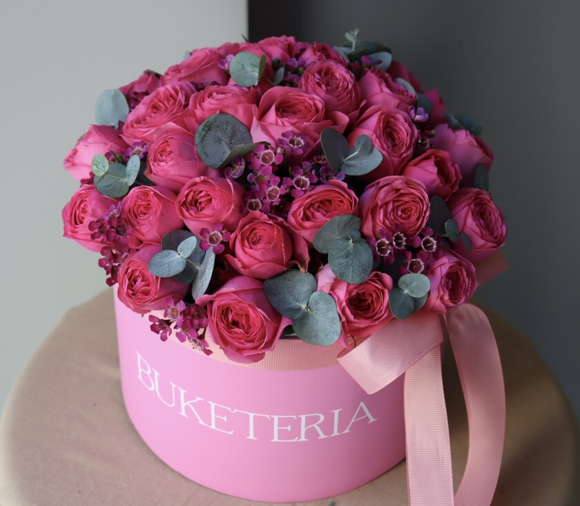 Cheerful pink spray rose composition in a box