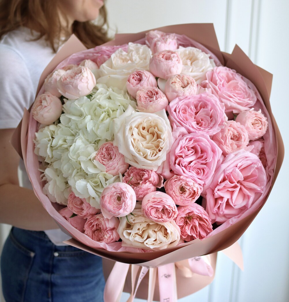 Mixed bouquet of cream and pink garden roses with white hydrangea