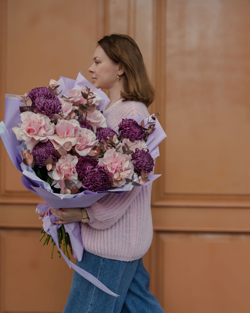 Purple chrysanthemums and light pink garden roses