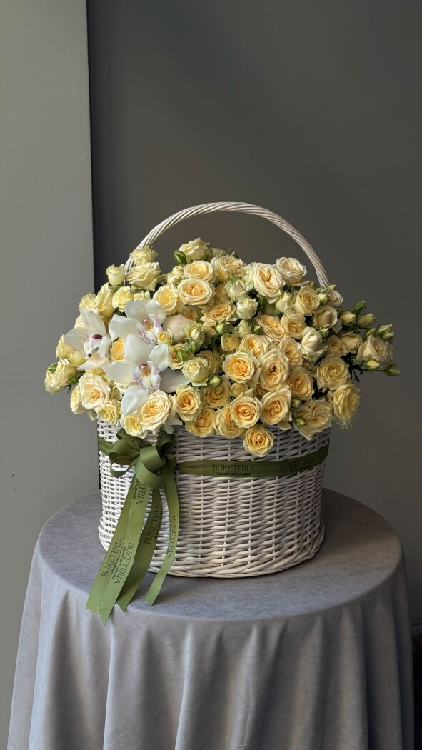 Light yellow spray roses with white cymbidium orchids