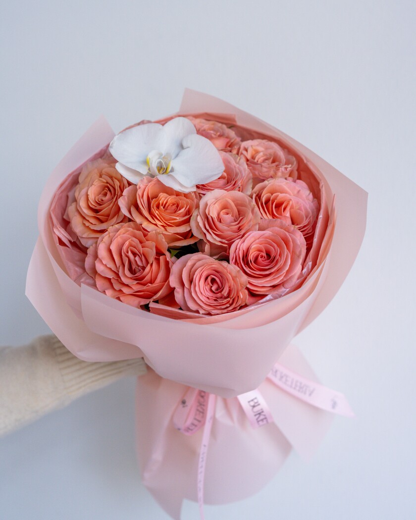 Peach garden roses with white phalaenopsis orchids