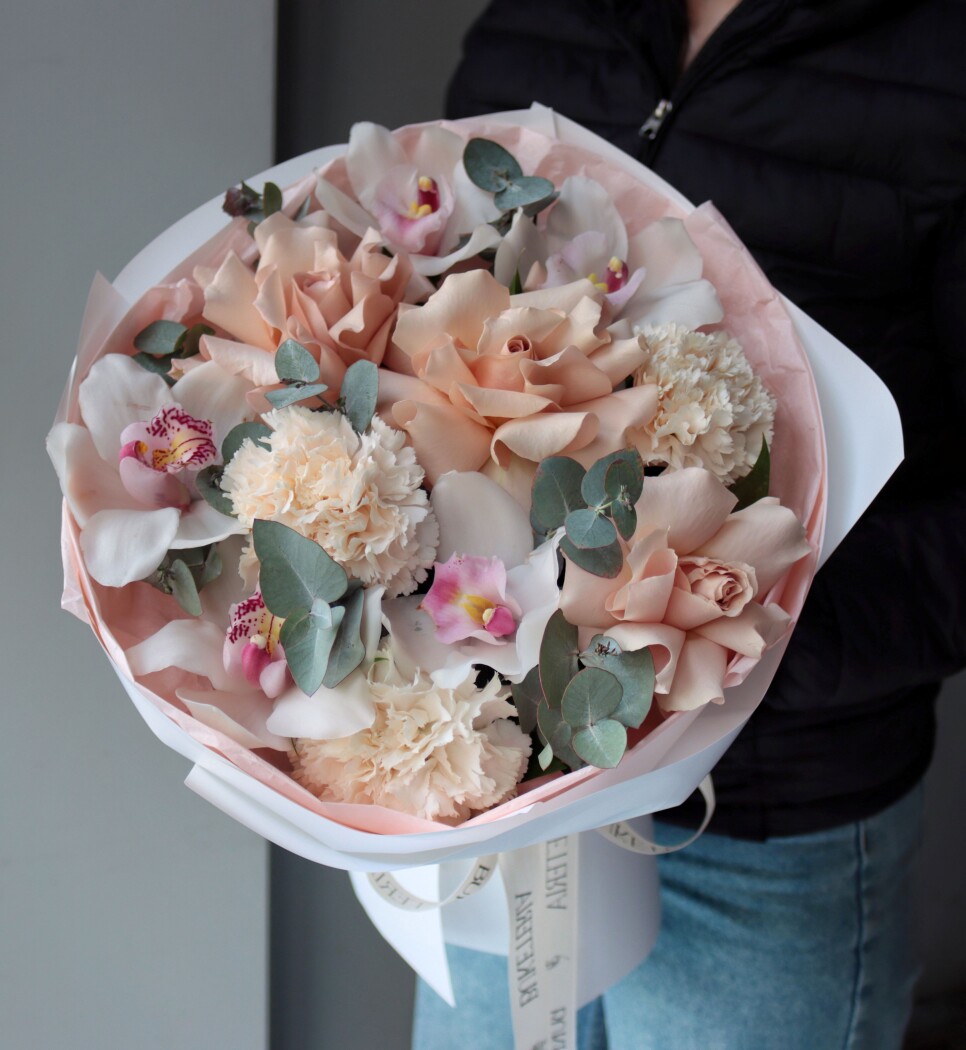 Mixed bouquet of white cymbidium orchids and peach garden roses