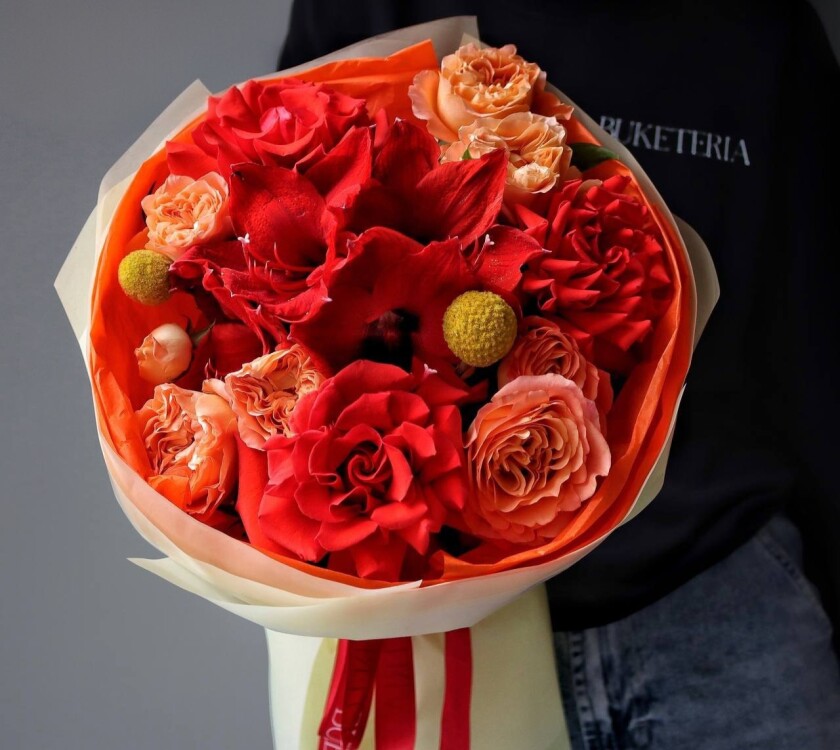 Mixed bouquet of apricot garden roses and red hybrid tea roses