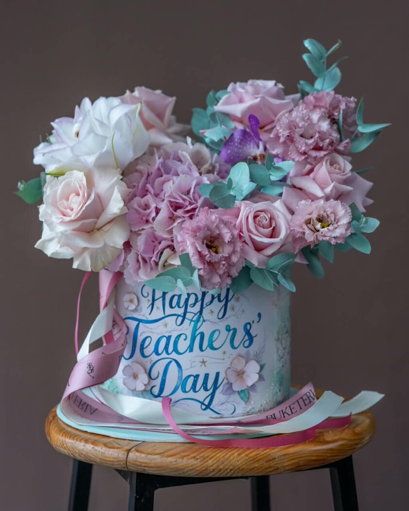 Decorative composition of pink garden roses and hydrangea in an art box