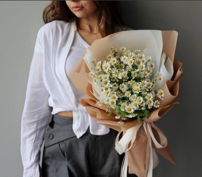 Mono bouquet of white matricaria with pink ribbon