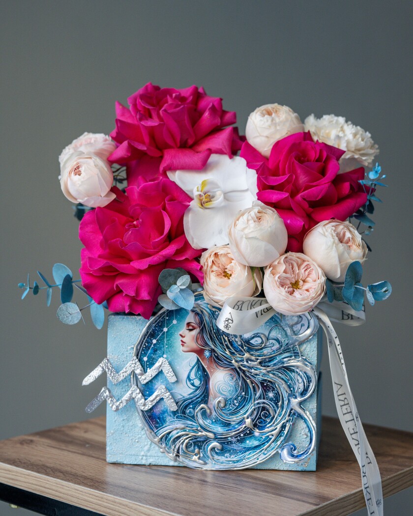 Decorative composition of hot pink spray roses and peach garden roses