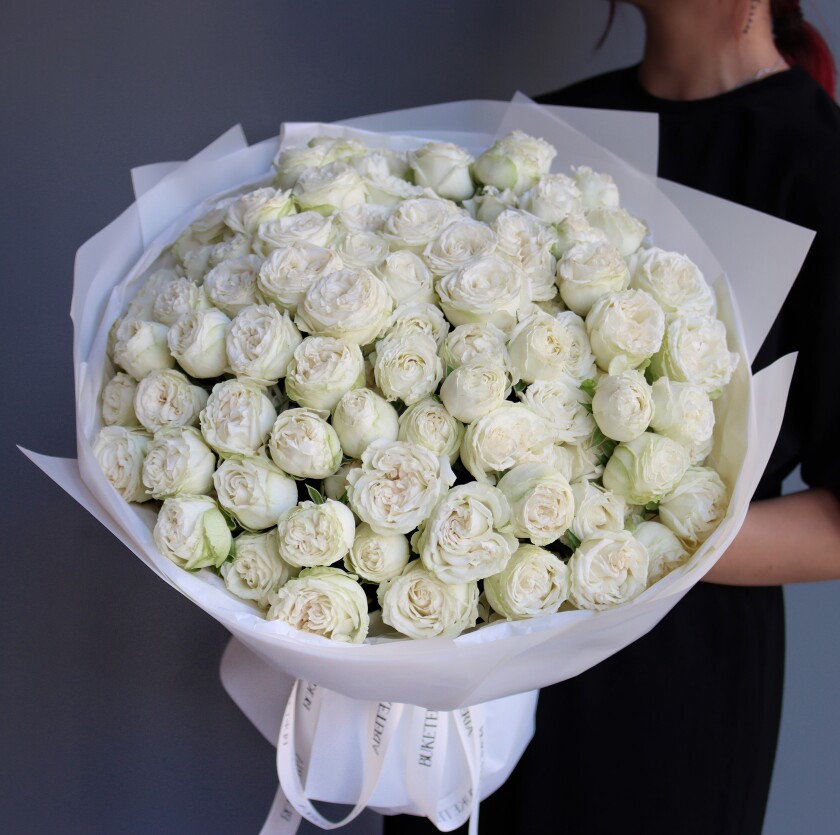 Mono bouquet of white spray roses