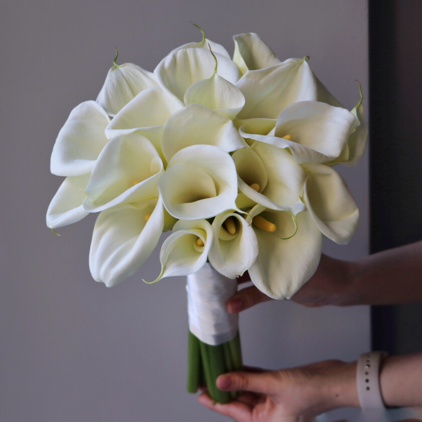 Twenty-one white callas in a classic bouquet