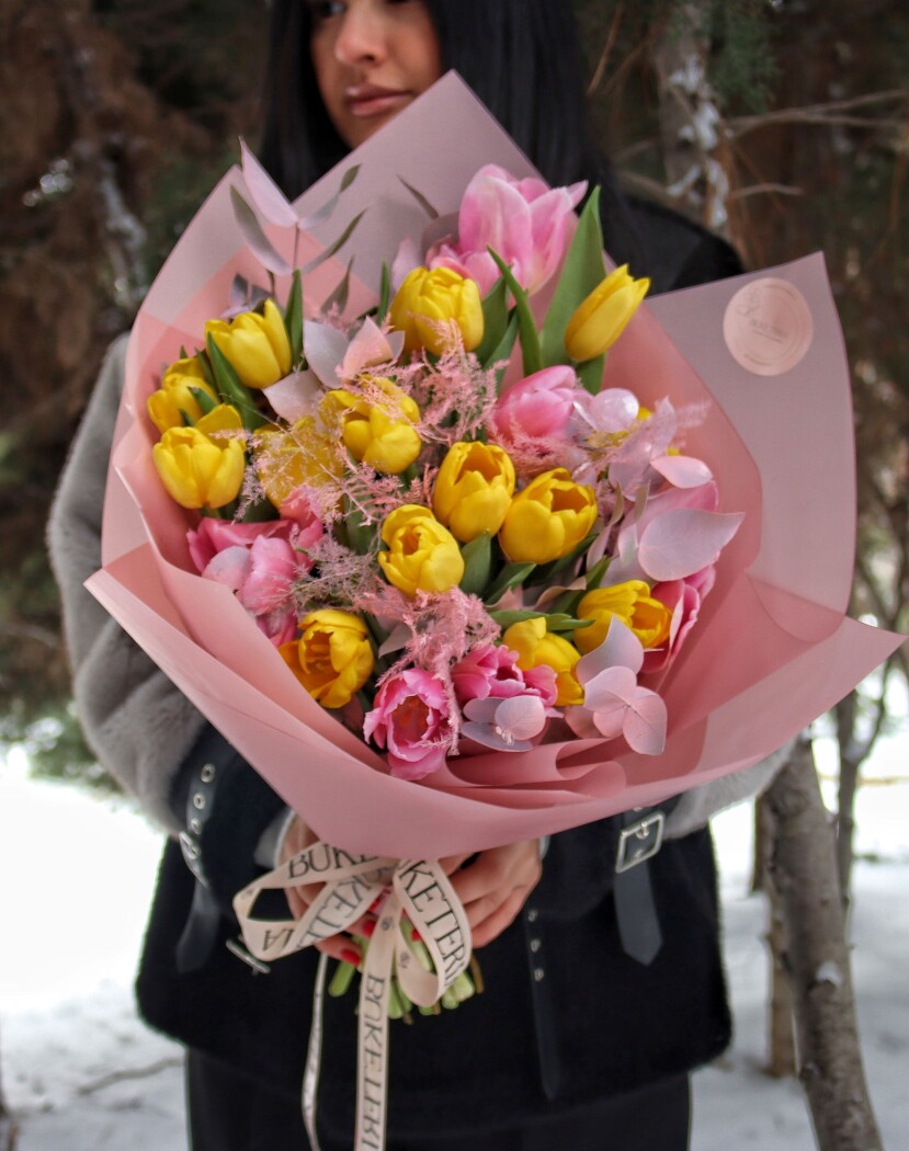 Yellow tulip bouquet with pink accents