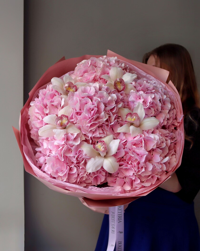 Light pink hydrangeas with white cymbidium orchids