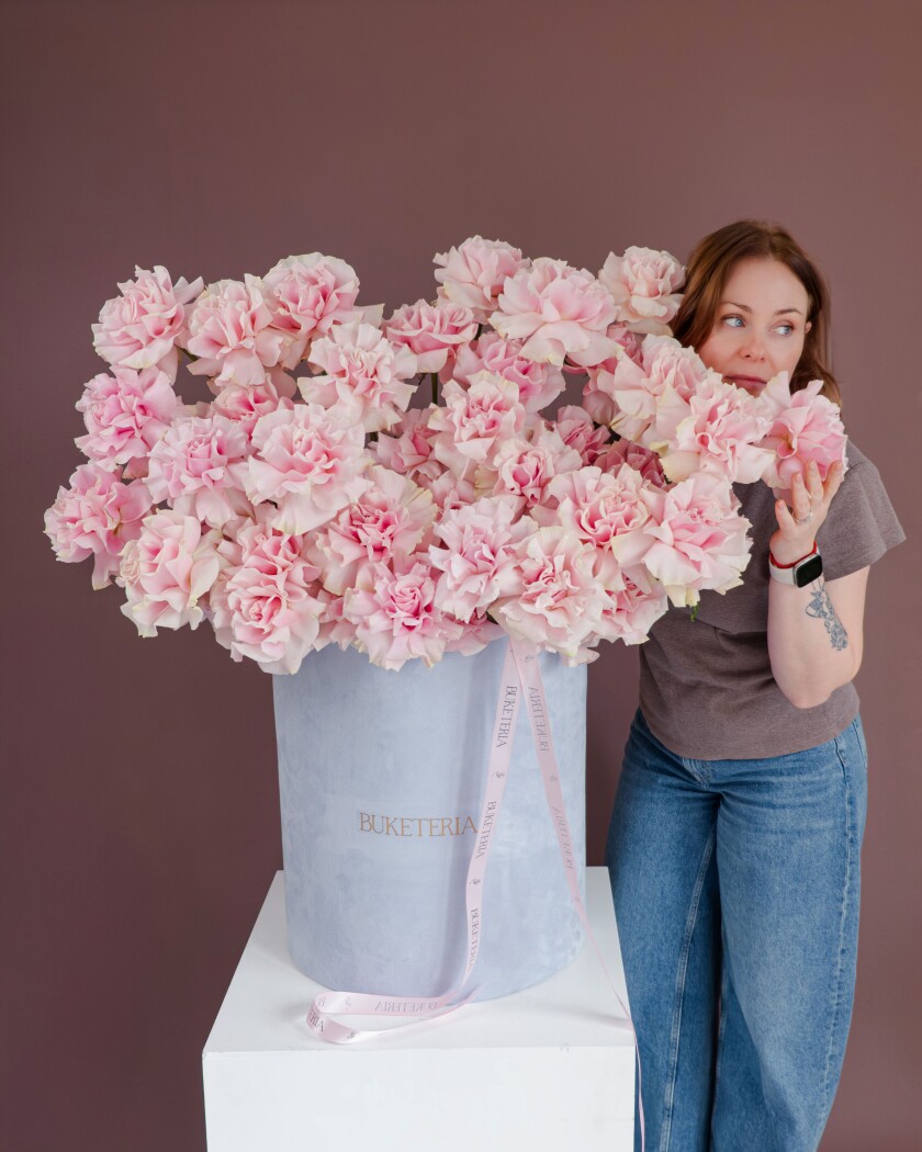 Light pink garden roses in a decorative arrangement