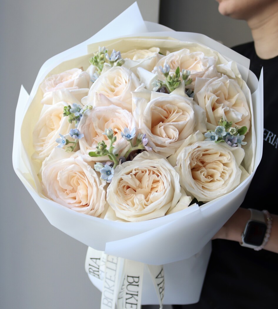 Peach garden roses with light blue tweedia