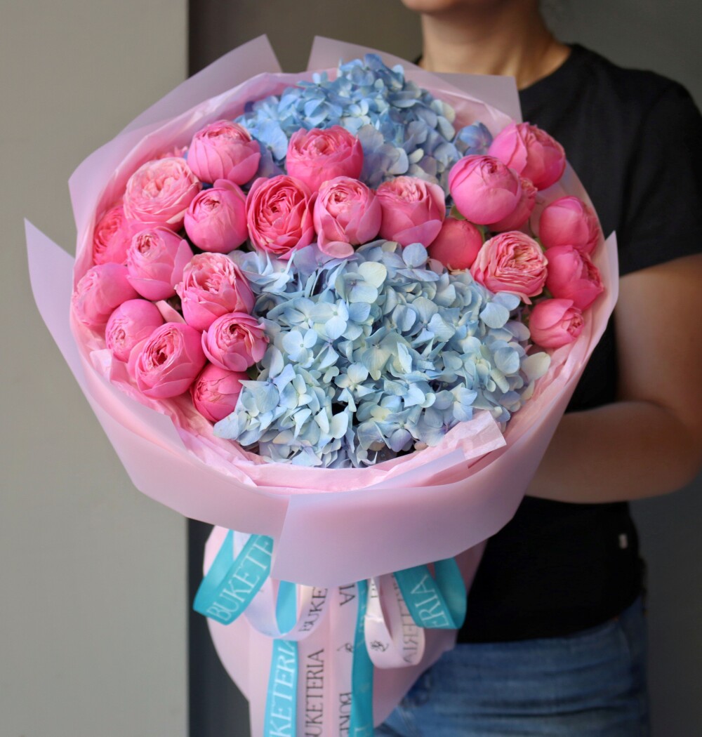Seven light pink spray roses with two light blue hydrangeas