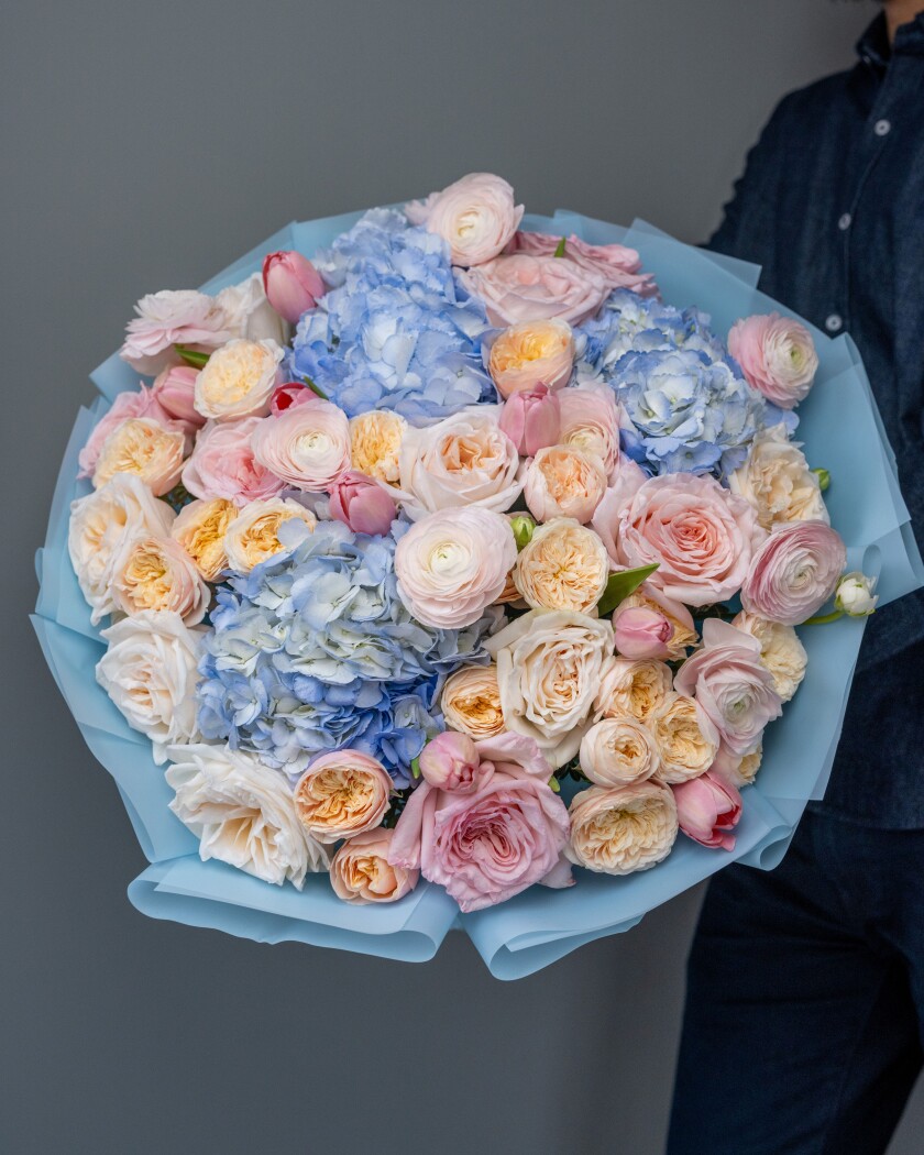 Nine blush spray roses with cream and apricot garden roses