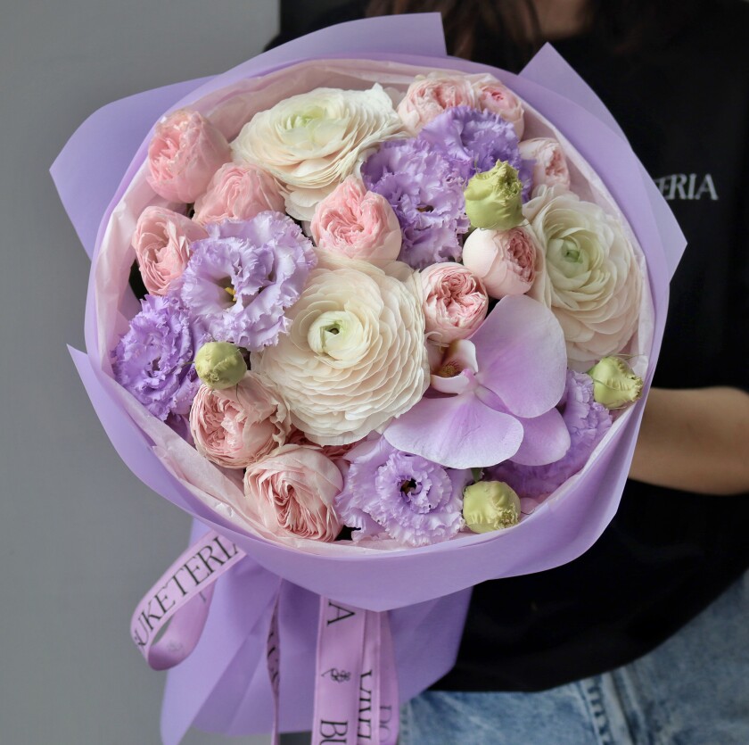 Dusty pink garden roses and lavender lisianthus