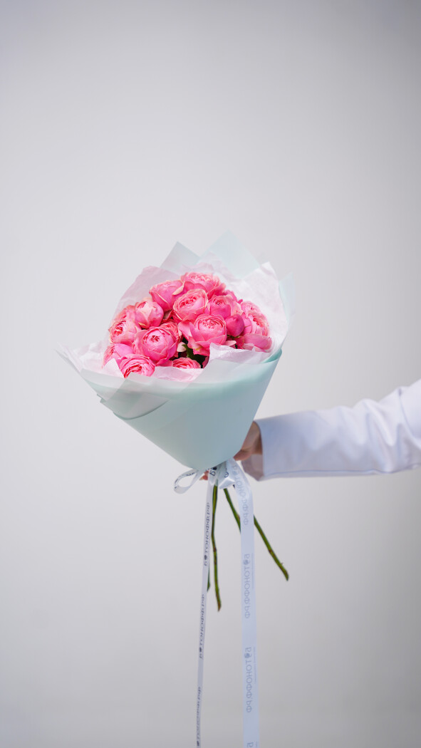 5 розовых кустовых роз в оформлении №25