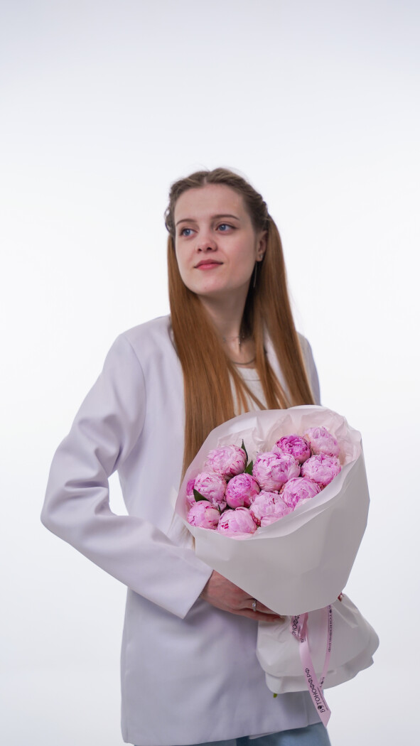 11 розовых пионов в оформлении №140