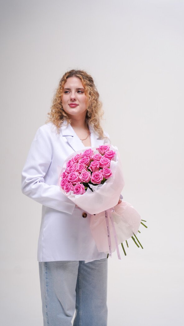 19 розовых роз в оформлении №234