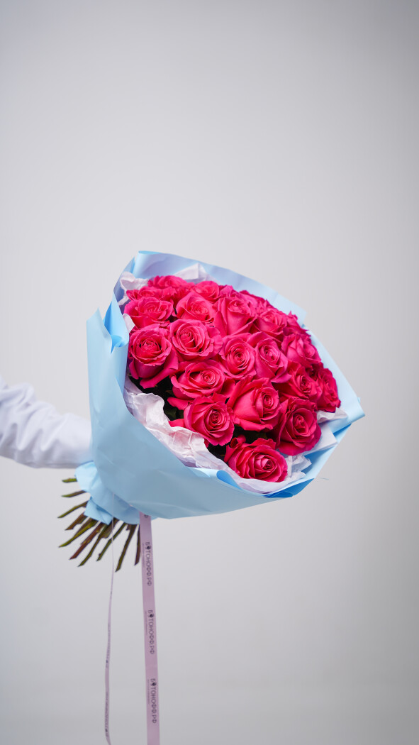 25 малиновых роз в оформлении №67