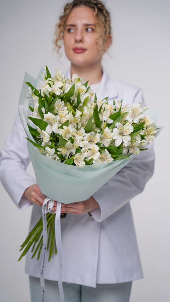 15 белых альстромерий в оформлении №91