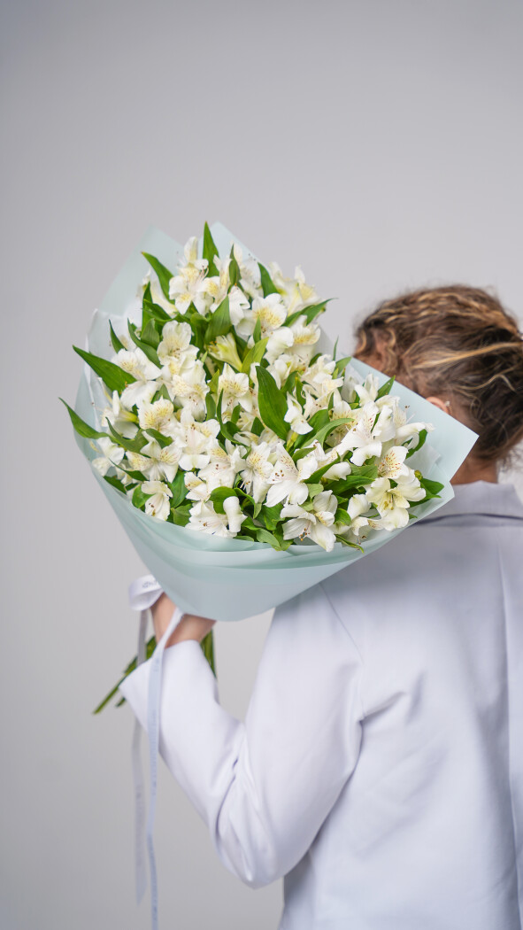 15 белых альстромерий в оформлении №91