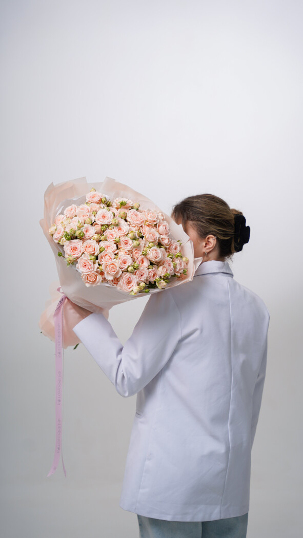 15 персиковых кустовых роз в оформлении №16