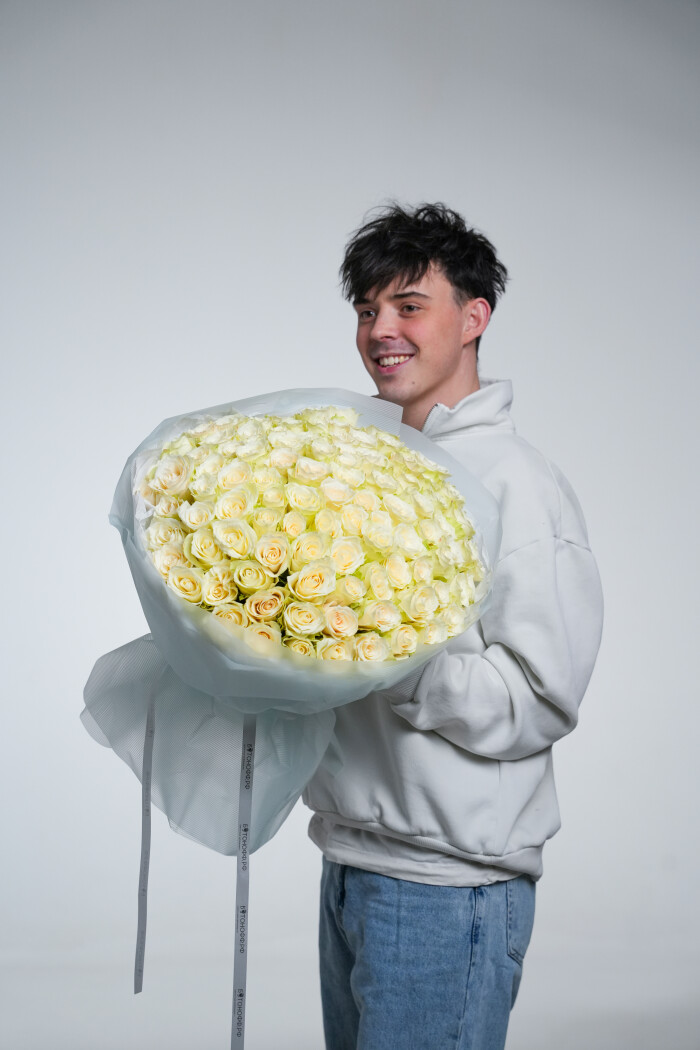 101 белая роза в оформлении №36